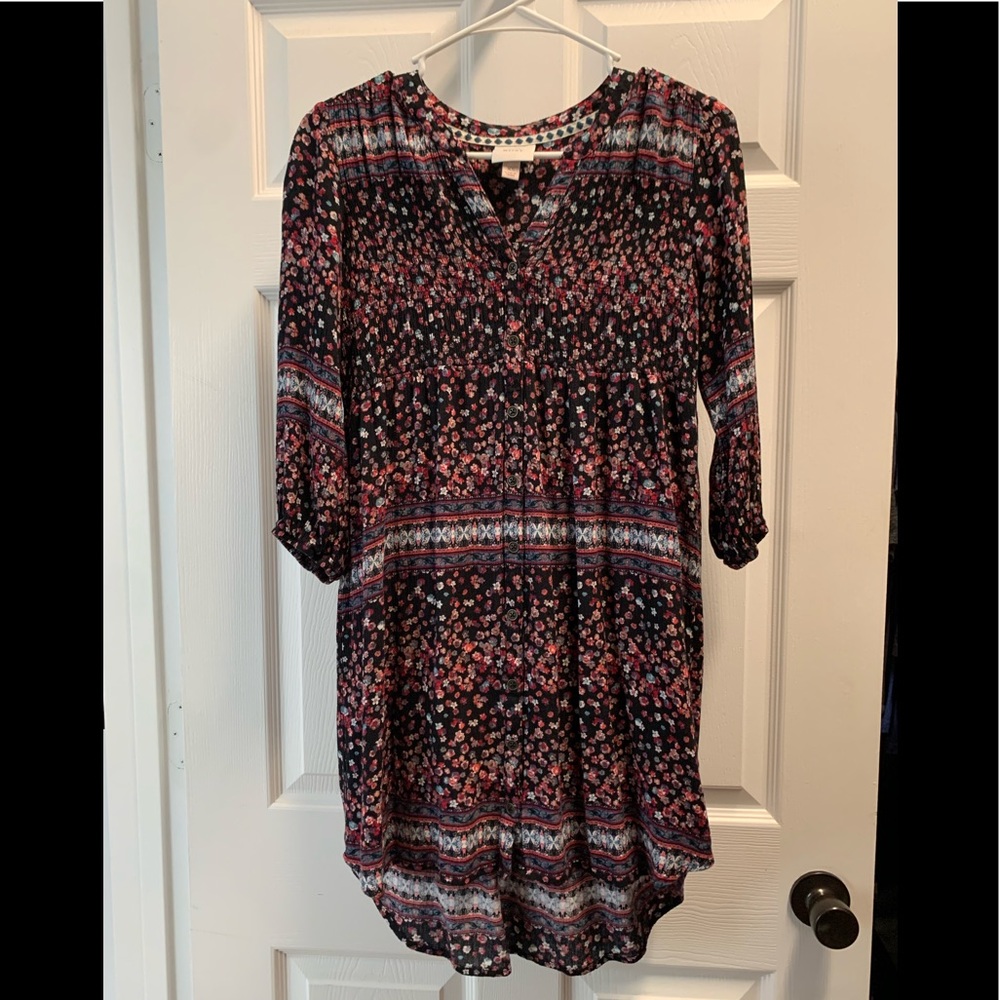 Worn once for pictures. Very light weight. 3/4 sleeves. Beautiful dress!